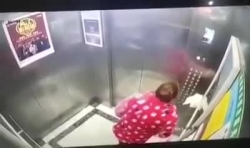 video nguoi phu nu lien tuc nho nuoc bot vao nut bam thang may giua dich corona