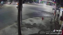 video nam thanh nien phong xe may toc do cao bi xe tai cuon vao gam tu vong