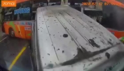 video khoanh khac o to 16 cho vuot au khien xe khach hat duoi bep dum lam 7 nguoi thuong vong