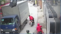 video thot tim canh me loang choang tay lai khien em be roi xuong duong suyt bi xe tai can len nguoi