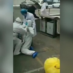 video chong dich virus corona bac si va canh sat nga guc xuong dat vi kiet suc