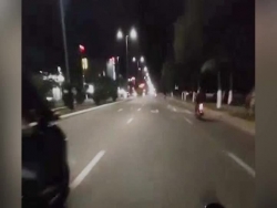 video thanh nien khong doi mu bao hiem phong nhanh tong tu vong nguoi qua duong