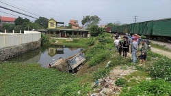 di vao duong cam xe tai bi tau hoa dam bay xuong ao