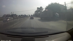 video o to phong nhu ten lua dam vang 2 nguoi di xe may roi bo chay