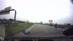 video chay thang sang duong tren cao toc nguoi dan ong bi o to huc vang