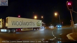 video vuot den do taxi dap nat vi lao thang vao dau container tai xe nguy kich
