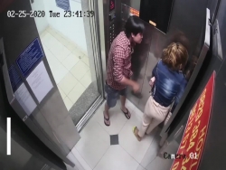 video nguoi phu nu bi ga dan ong dam da trong thang may o tphcm