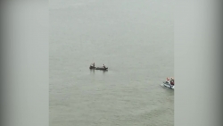 video nam thanh nien nhay cau tu tu bat thanh vi biet boi