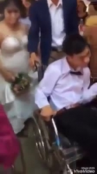 video dam cuoi tren xe lan khien hang trieu trai tim rung dong