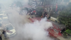 video ngang nhien dot day phao dai hang chuc met trong dam cuoi o ha noi