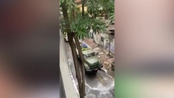 video can canh doi khu khuan phun thuoc tai noi phat hien ca nhiem covid 19 dau tien o ha noi