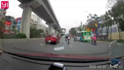 video o to bat ngo tang toc dam vang 2 nguoi di xe may giua pho ha noi