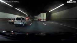 video hai hung xe tai tu lat nghieng toe lua trong ham cao toc