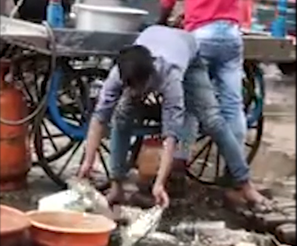 video hai hung nam thanh nien rua bat dia bang nuoc cong de diet virus corona