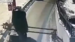 video soc canh xe tai va do cot gioi han chieu cao khien de nguoi phu nu guc tai cho