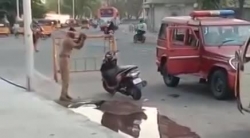 Cảnh sát Ấn Độ bị đình chỉ công tác sau khi đập phá xe máy đỗ sai quy định