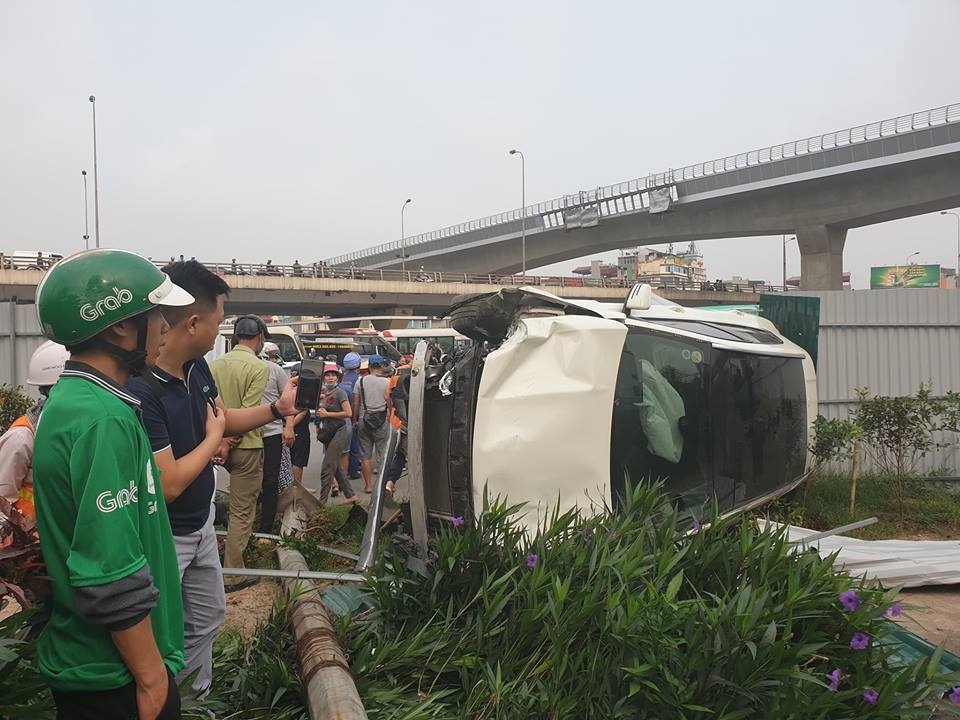 Video khoảnh khắc nữ tài xế Mercedes "ủi" hàng loạt xe máy ở Hà Nội