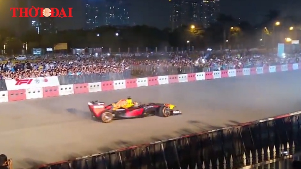 Video: Choáng ngợp "drift" đỉnh cao của xe F1 tại Hà Nội