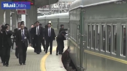 Video: Nhóm vệ sĩ lau cửa đoàn tàu, chạy bộ theo xe bọc thép chở ông Kim Jong-un tại Nga
