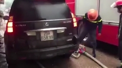 video lexus co tinh chen len voi phun nuoc khi linh cuu hoa dang lam nhiem vu