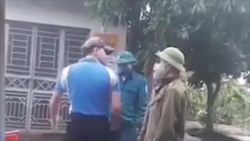 Video: Người đàn ông lăng mạ, doạ đánh tổ công tác khi bị nhắc đeo khẩu trang