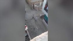 video canh sat an do bi hang chuc nguoi dan cam da nem khi dang tuan tra phong chong covid 19