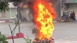 Video: Xe máy bốc cháy ngùn ngụt giữa phố Hà Nội