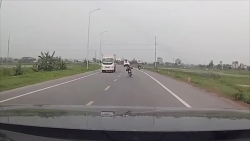 video hai hung nam thanh nien nam tren xe may tat dau o to