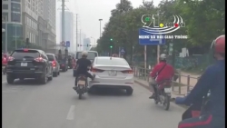 video nam thanh nien di xe may dung chan day o to giua pho ha noi