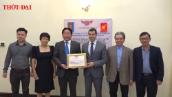 video hoi huu nghi viet nam azerbaijan trao 10000 khau trang giup nhan dan nuoc ban phong chong dich covid 19