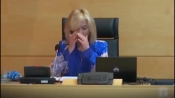 video nu quan chuc y te tay ban nha khoc khi doc ten nhung y bac si qua doi vi dich covid 19