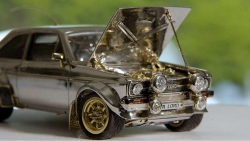 sieu xe ty hon ford escort duoc che tac tu vang va kim cuong