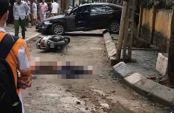Video: Khoảnh khắc nữ tài xế lùi ô tô tông chết người ở Khương Trung, Hà Nội