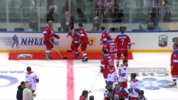 Video: Ông Putin trượt ngã sau khi ghi 8 bàn thắng trong trận khúc côn cầu