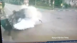 Video: Ô tô nổ tung sau cú đâm xe tải kinh hoàng giữa ngã tư