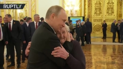 Video: Tổng thống Putin tận tình thăm hỏi cô giáo cũ hồi tiểu học