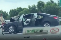 Video: Camry nát đầu sau cú đâm xe tải lật nghiêng trên cao tốc Hà Nội - Hải Phòng