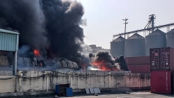 Công ty nhựa gần cây xăng ở Hải Phòng bốc cháy dữ dội