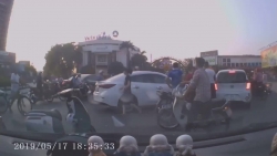 Video: Nữ tài xế "ủi" hàng loạt phương tiện giữa phố Hải Dương