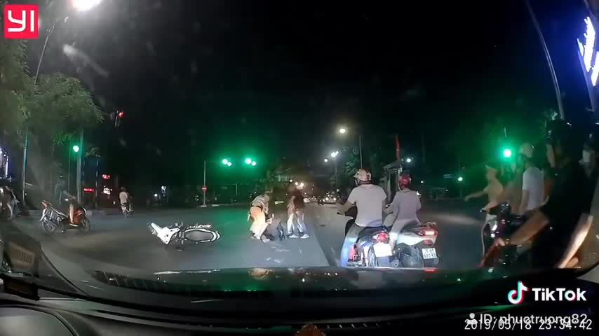 Video: Hai thanh niên đầu trần, không mũ bảo hiểm cố tình vượt chốt 141