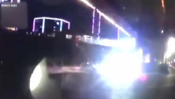 Video: Khoảnh khắc xe tải đâm sập cầu đi bộ ở Trung Quốc