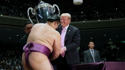 video ong trump trao cup dai bang cho nha vo dich sumo nhat ban