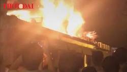 video toan canh khoanh khac quan bia hai xom boc chay du doi giua pho ha noi