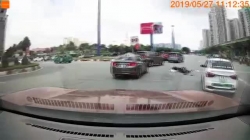 Video: Chủ xe máy gục tại chỗ sau cú vượt đèn đỏ bị ô tô đâm