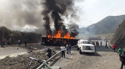 Video: Xe buýt và xe tải đâm nhau bốc cháy dữ dội, 20 người thiệt mạng