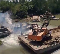 Video vụ sập cầu ở Đồng Tháp: Khoảnh khắc cần cẩu cứu hộ gãy đôi