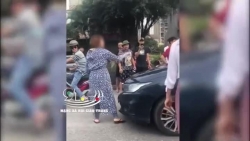 Video: Nghi chồng đi cùng bồ nhí, vợ cầm gạch choảng ô tô tại trạm thu phí