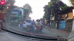 Video: Liều mạng tạt đầu xe tải, thoát chết trong gang tấc