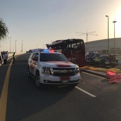 Xe buýt đâm biển báo giao thông khiến 17 người thiệt mạng