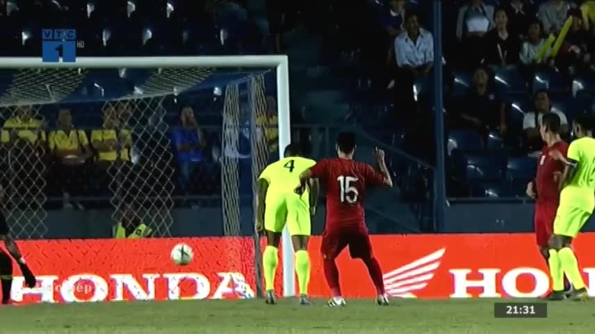 Cú nhấc chân của Quang Hải và bàn thắng của Đức Huy